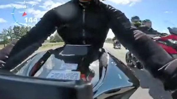 Motorrijder geeft plankgas nadat hij met 150 km/u wordt beschoten