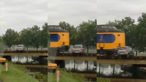 Video: door trein geramde auto bij Meppel stond óp de spoorbrug