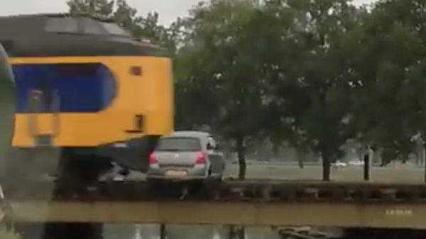 Video: door trein geramde auto bij Meppel stond óp de spoorbrug