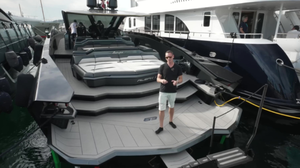 Even een rondleiding over Lamborghini's superbrute boot: de Tecnomar 63