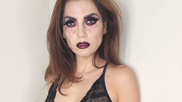 Actrice Blanca Blanco jaagt ons de stuipen op het lijf met een doorschijnend Halloweenpakje