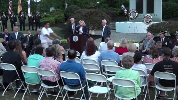 Haastige fietser heeft schijt aan herdenkingsceremonie voor 9/11