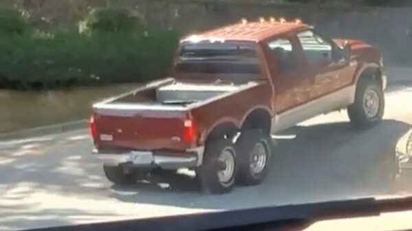 Pickup-truck 6x6 blijkt na heuveltje een schaap in wolfskleren