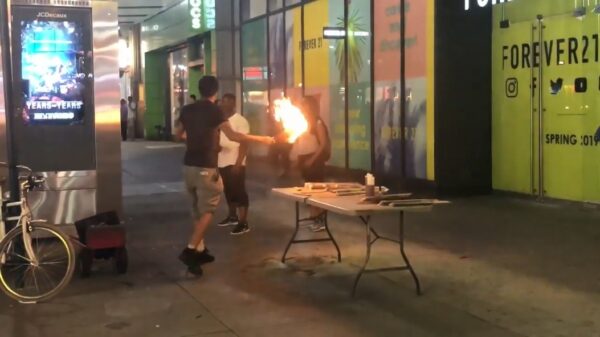 Straatgevecht wordt opgelost met een fakkel en een honkbalknuppel