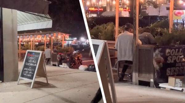 Stelletje betrapt als ze buiten bij een eettentje van het 'toetje' genieten