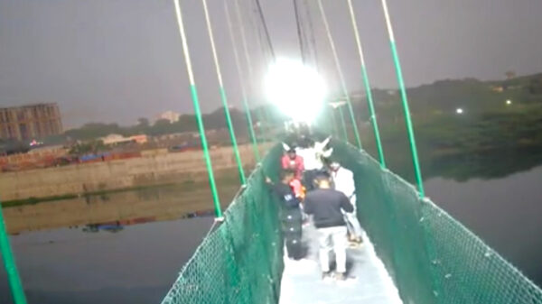 Beelden opgedoken van het fatale moment waarop de Indiase brug instortte