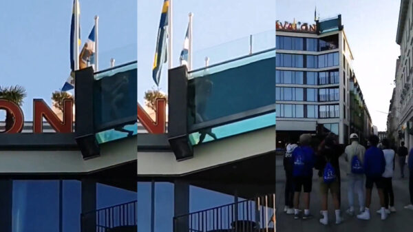 Stelletje door omstanders betrapt tijdens intiem momentje in het zwembad