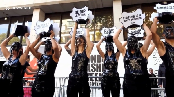 PETA-activisten bedekken zichzelf met zwarte smurrie tijdens de London Fashion Week