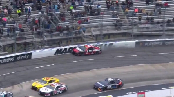 Nascar-coureur Ross Chastain doet de ultieme Playstation-move in het echt