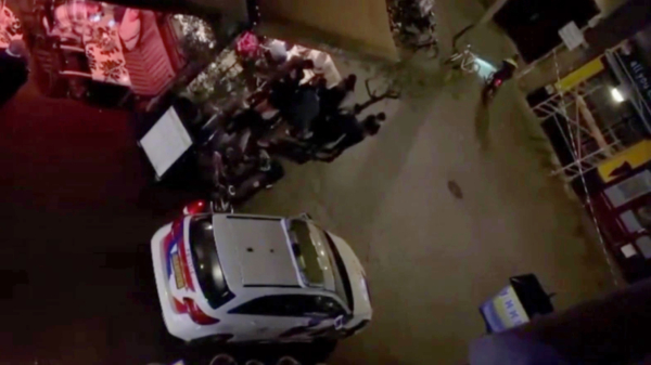 Politieagent knalt tegen autodeur die nét door zijn collega wordt geopend