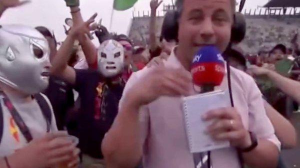 Heerlijk: Mexicaanse fans bouwen feestje bij zuurpruim Ted Kravitz van Sky Sports