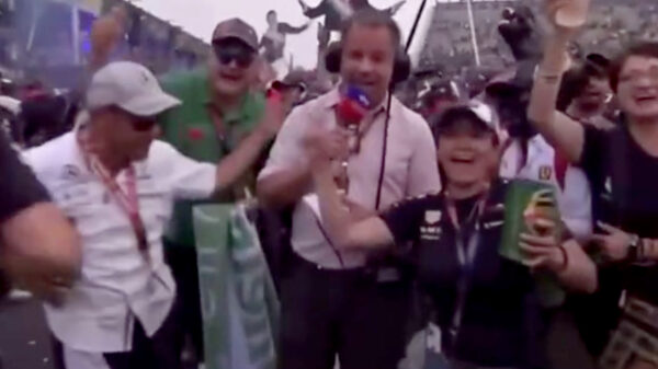 Heerlijk: Mexicaanse fans bouwen feestje bij zuurpruim Ted Kravitz van Sky Sports