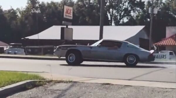 Uitslover in gare muscle car vergeet iets belangrijks tijdens het driften