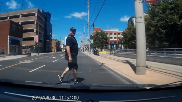 Traag overstekende voetganger krijgt een portie karma voor zijn bakkes