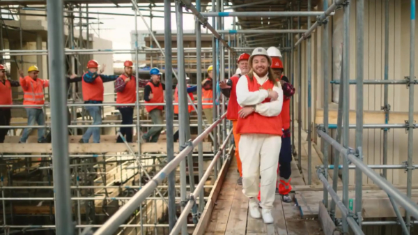 Auw: Jumbo maakt extreem pijnlijke uitglijder met bouwvakkers in hun WK-commercial