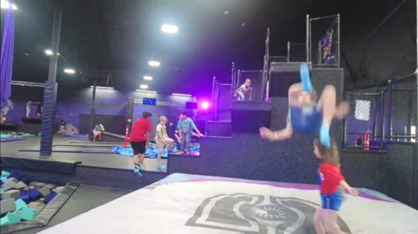 WWF-koter beukt overstekend wild met een salto ondersteboven