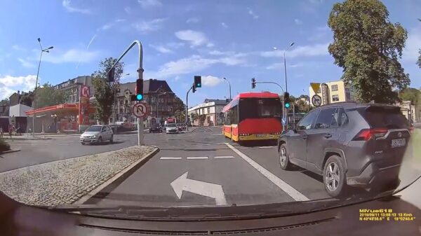 Asociale wegmisbruiker gooit zich er nog snel even voor op het kruispunt