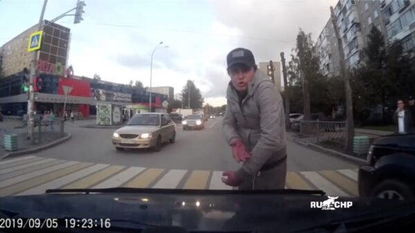 Russische Neymar probeert weer eens een aanrijding te schwalbefiseren