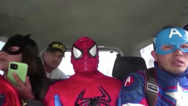 Peruaans drugspakhuis wordt binnengevallen door agenten in superheldenkostuum