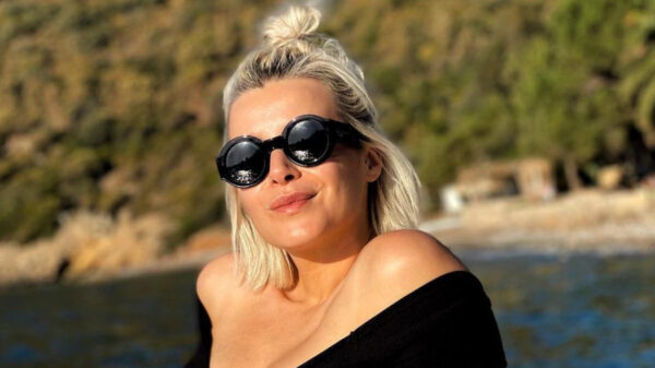 Te koop op Vinted: de ietwat doorschijnende blouse van Victoria Koblenko