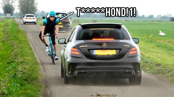 Sportieve wielrenner op leeftijd bijna van zijn sokken gereden door Mercedes