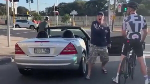 Aussie flipt 'm helemaal de pan uit vanwege wielrenner