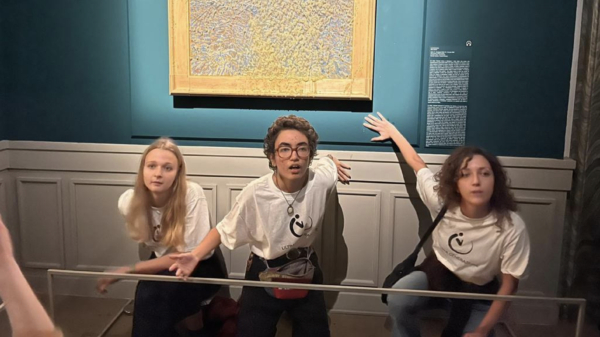 Gaan we weer: klimaatactivisten knallen soep tegen Van Gogh-schilderij in Rome