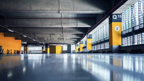 Brokkenpiloot in Kerkrade rijdt door muur parkeergarage en stort ondersteboven op schoolplein