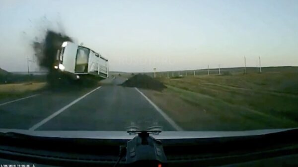 Automobilist negeert bordjes "NO ENTRY" en betaalt de hoofdprijs