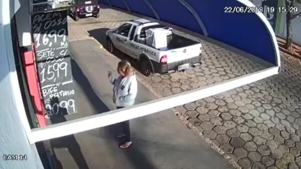 Geluksvogel wordt net niet voor haar sodemieter gereden door vliegende motorrijder