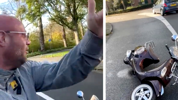 Scooter van Alex Soze gesloopt door automobilist die er snel vandoor gaat