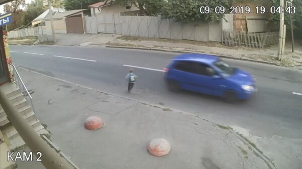 Jochie kijkt niet uit tijdens oversteken en krijgt vliegles rond de aarde