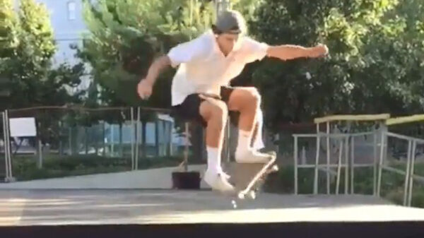 Skateboarder wordt gehinderd door een harde paal