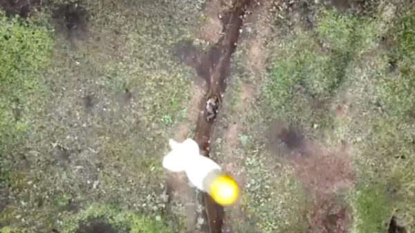 Drone mikt granaten op gewonde soldaat in loopgraaf die ze stoïcijns weggooit