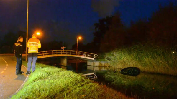 Verkeershufter filmt zichzelf terwijl hij met 120 km/u op de N468 in Maasland de sloot in rijdt