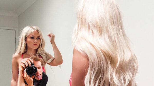 Spiegeltje spiegeltje aan de wand deze vrouwen zijn behoorlijk amusant (10)