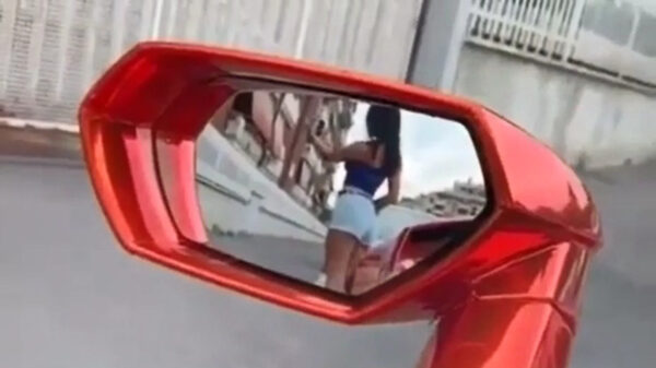 Aandachtstrutje storen tijdens haar selfie