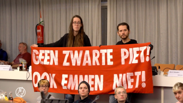 Gisteravond in Emmen: actievoerders tegen Zwarte Piet verstoren raadsvergadering