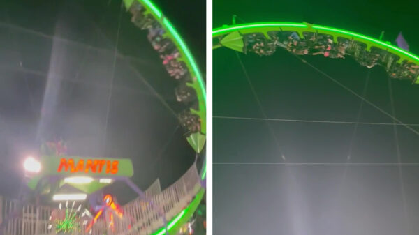 Bezoekers aan bizarre attractie krijgen lading zure regen op hun dak