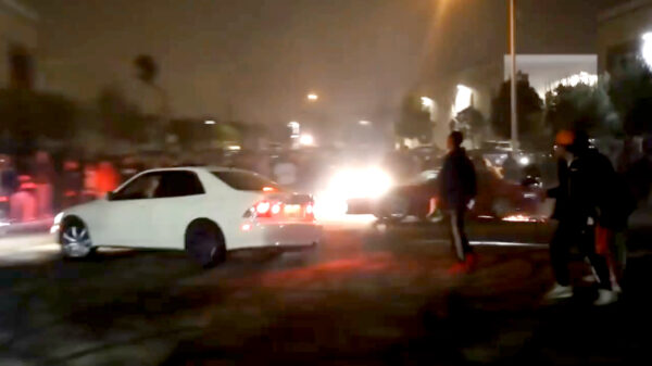 Toeschouwer letterlijk op remspoor getrakteerd als hij omver wordt gedrift