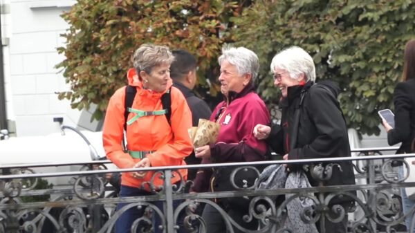 Oudjes komen niet meer bij als een grapjas zijn broek volhoest