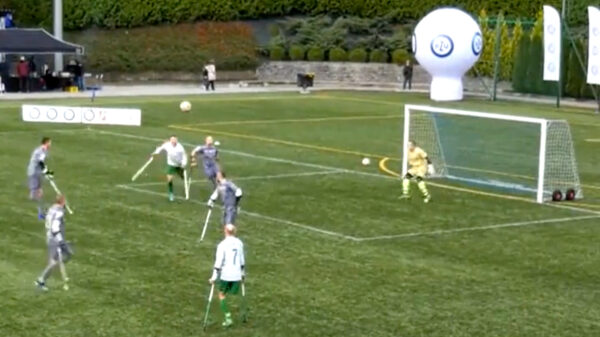 Voetballer op krukken maakt misschien wel de goal van de week!