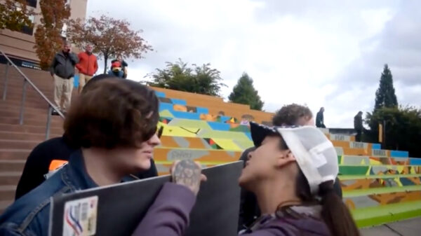 Amerikaans onderonsje: botsing tussen links, rechts, spuug en pepperspray