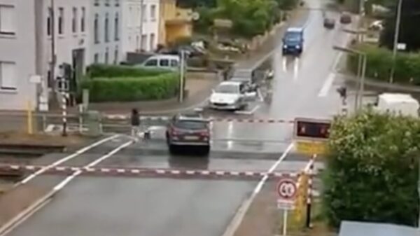 Pompiedom: ik parkeer mijn auto gewoon even tegen deze slagboom