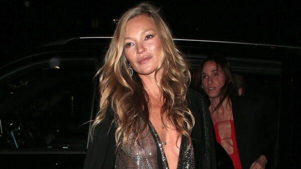 Oeps: Kate Moss toont iets teveel van zichzelf tijdens haar entree op een feestje in London