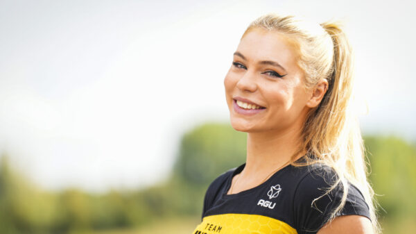 Het schaatspak van Jutta Leerdam ging van geel naar oranje maar zit nog altijd als gegoten