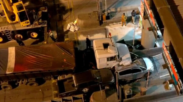 Vrachtwagen zonder remmen ramt tolpoort maar weet doden te voorkomen