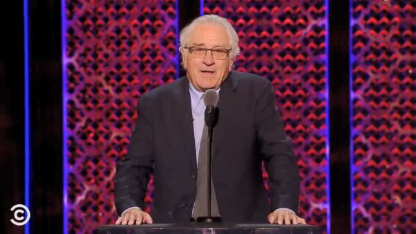 Robert De Niro heerst tijdens de Roast of Alec Baldwin en beledigt iedereen helemaal de moeder