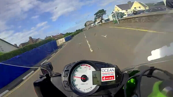 Een ronde vol gas over Isle of Man blijft extreem indrukwekkend