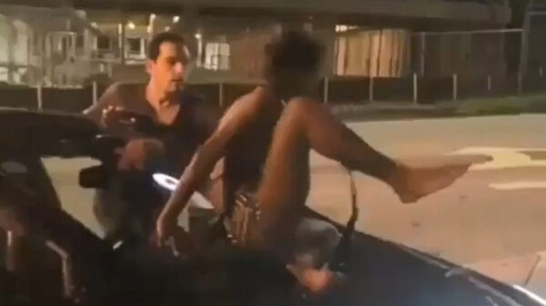 Krankzinnige sloopt auto en zet ook nog even haar tanden in Uberchauffeur